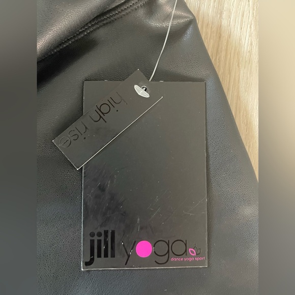 NWT—Sz.M- High Rise Vegan Leather Leggings - Picture 6 of 9